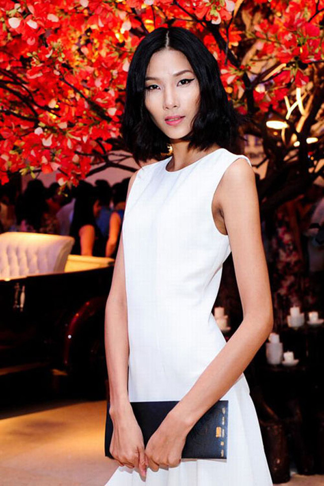 Thân hình của người đẹp Thanh Hóa hoàn toàn vắng tiệt những đường cong.