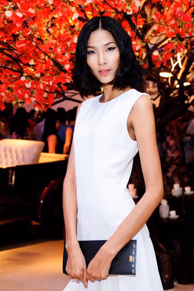 Hoang Thuy tu gay tro xuong den goi cam voi duong cong chu S-Hinh-3