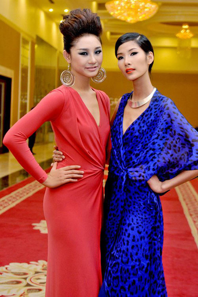 Hoàng Thùy cùng Chà Mi trong khi cùng tham gia Vietnam's Next Top Model.