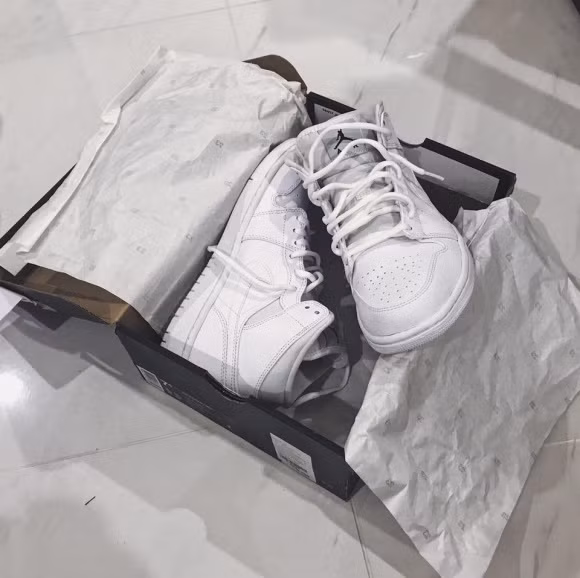 Ngoài ra, Trung Quân nhiều lần còn khoe giày, kính hàng hiệu trên trang cá nhân.