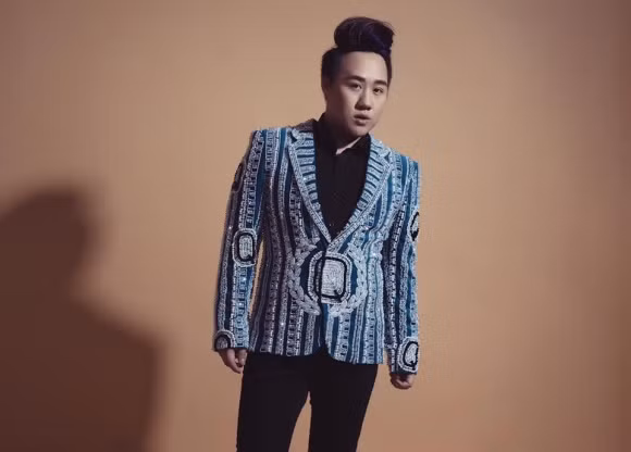 Nam ca sĩ cũng bỏ không ít tiền để đầu tư cho trang phục.