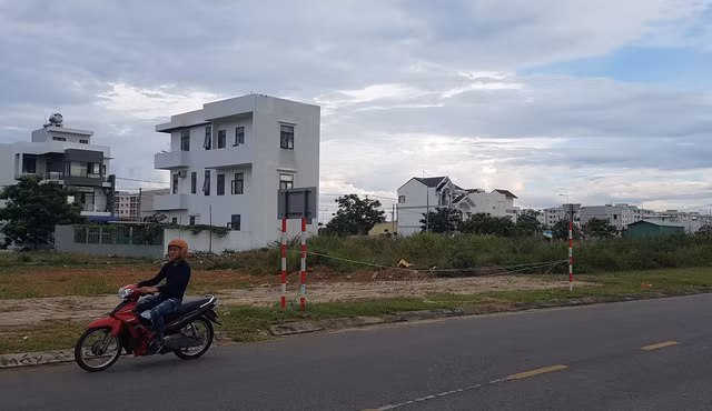 Cho giao dịch trở lại đất của dân tại dự án của ông Vũ "nhôm". Ảnh: Hữu Khá.