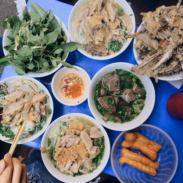 Mọc ăn kèm cũng tươi, xay vừa đủ độ, không bị bở, trộn đều với hạt tiêu, nấm hương khá thơm. Nước chấm pha vừa miệng, hài hoà của gia vị, chanh ớt, giấm, nước chấm. Măng mềm và thơm. Nước dùng tương đối ổn, ngọt vị xương ngan...