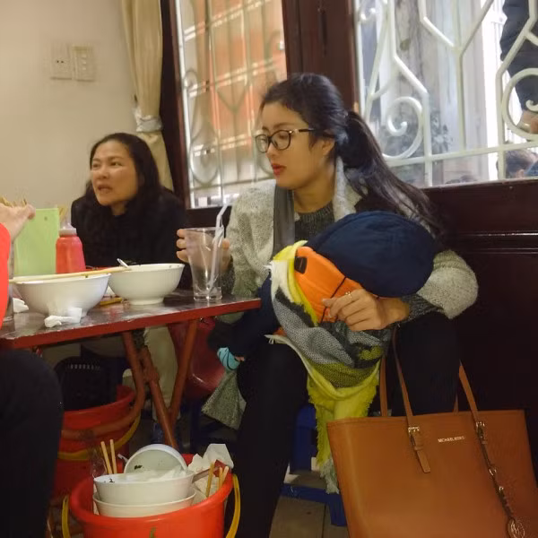 Một bà mẹ trẻ bế cả con mới 7 tháng tuổi đến để thưởng thức.