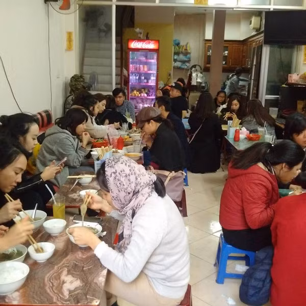 Lúc khoảng 12h30 trưa, khách ăn ngồi “tạm” trong quán cà phê với khoảng 40 người.