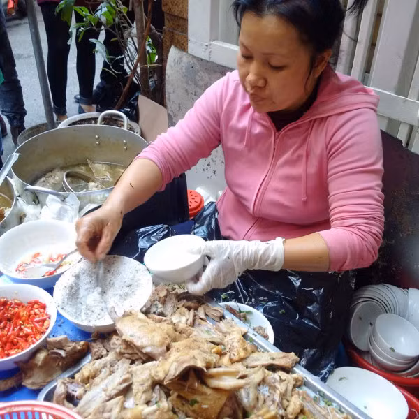 Và quán chỉ có 3 người phục vụ (chị Nhàn bán chính, 1 em gái chạy bàn và 1 cậu con trai đứng thu tiền), trong khi đó lượng khách đông nên thái độ bà chủ có phần cau có, cằn nhằn, khó chịu. Có thể vì thế mà khách đến đây, một phần cũng là do tò mò và muốn thử được trải nghiệm...