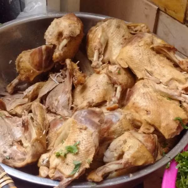 Có điều gì thu hút khách đến vậy? Có lẽ một phần là thịt ngan khá mềm, ngọt, da mỏng đủ độ, miếng ngan không quá ngậy... Bát bún, miến khá đầy đặn với chủ yếu là đùi, lườn…