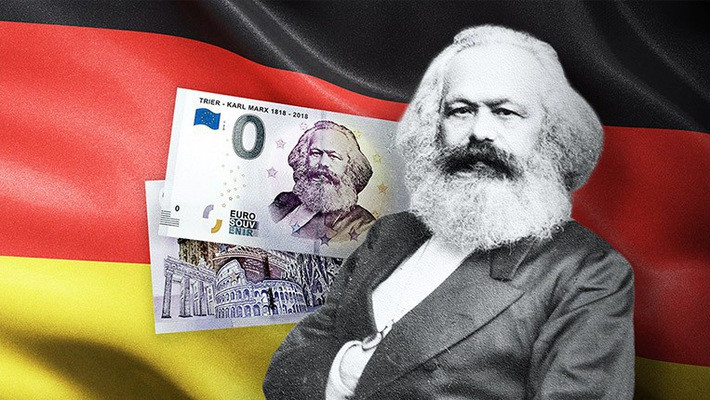 Ảnh Karl Marx bên đồng tiền lưu niệm in hình ông. Ảnh: CNN.