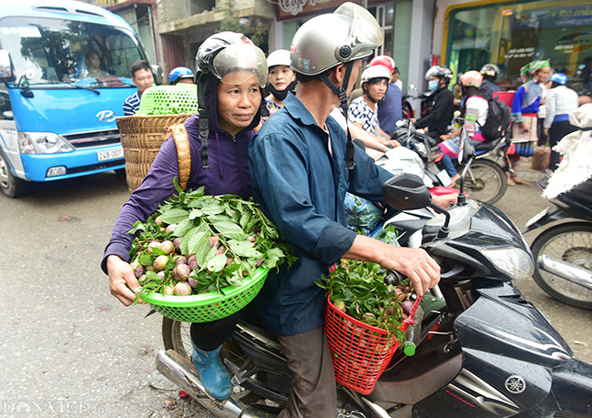 Vào sáng sớm, người dân lại gùi hoặc chở xe máy từ những ngọn đồi xuống thị trấn Bắc Hà bày bán.