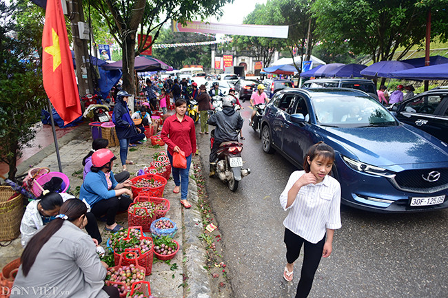 Nhiều con đường dẫn về thị trấn Bắc Hà bị ùn ứ đoạn dài, do khách du lịch từ Hà Nội và các tỉnh lân cận đổ về khá đông vào cuối tuần.