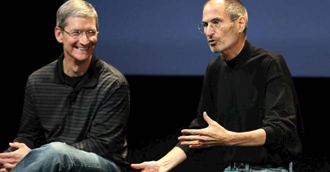 Steve Jobs và Tim Cook.