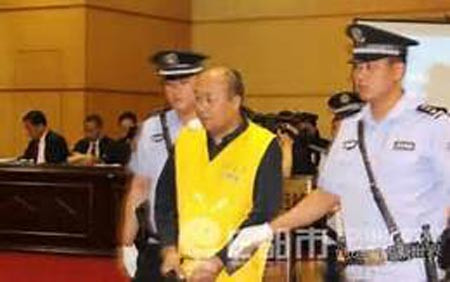 Vũ Chí Trung trước tòa.