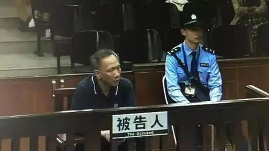 Hoàng Bách Thanh trước vành móng ngựa.