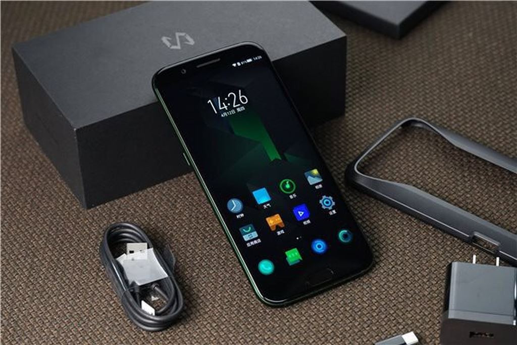 Theo trang web của Black Shark, đợt mở bán tiếp theo diễn ra vào 10 giờ sáng ngày 27/4, theo giờ Trung Quốc. Bản 6GB RAM + 64GB được bán với giá 2.999 CNY (tương đương 10,8 triệu đồng) trong khi bản 8GB RAM + 128GB có giá 3.499 CNY (xấp xỉ 12,6 triệu đồng). Công ty này tuyên bố rằng 50.000 người mua Black Shark sớm nhất sẽ được tặng miễn phí phụ kiện chơi game Black Shark Gamepad.