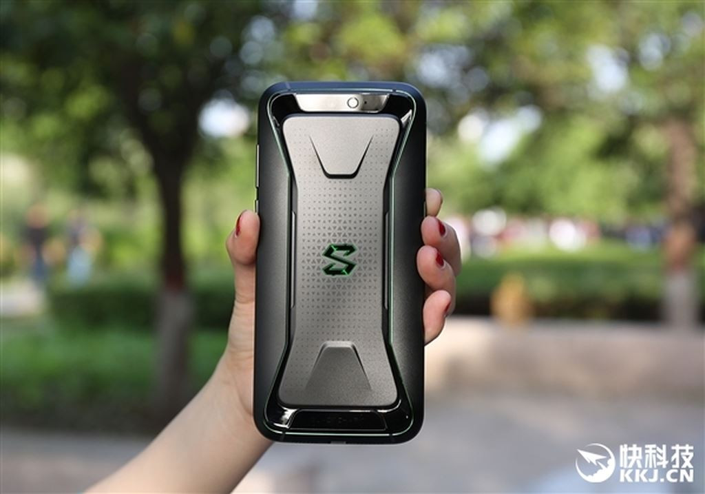 Vào 0h00 ngày 20/4, smartphone chuyên game Black Shark được Xiaomi tài trợ đã mở bán tại Trung Quốc, tuy nhiên chỉ mất vài giây để Black Shark thông báo rằng sản phẩm này đã bán hết. Ước tính có hơn một triệu người dùng đã đăng ký mua chiếc điện thoại này, điều này vượt trên cả mong đợi của nhà sản xuất. Thậm chí, nhiều nhà bán lẻ còn tăng giá bán lên 716 USD, nghĩa là cao hơn giá công bố 159 USD.