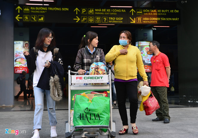 Fe Credit cho biết sẽ xem xét hủy hợp đồng cho khách hàng mua mỹ phẩm Deaura. Ảnh: Lê Quân.