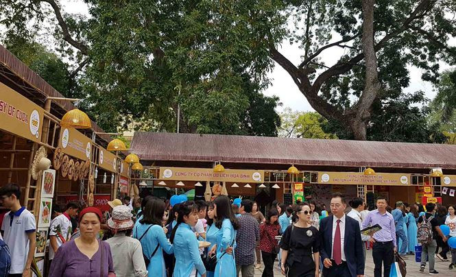 Những gian hàng ẩm thực các vùng miền thu hút sự quan tâm của nhiều khách hàng.