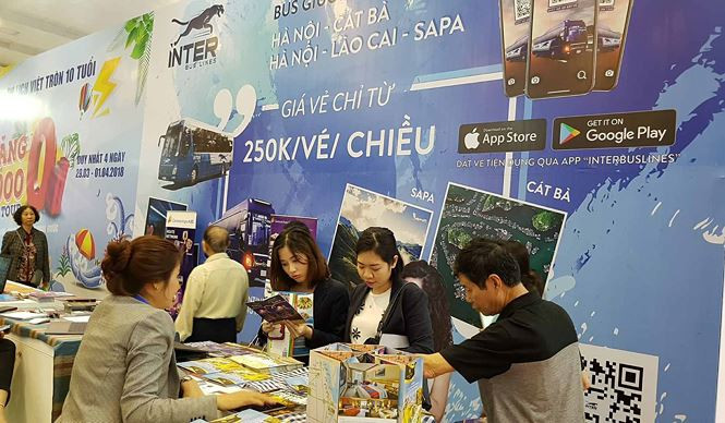 Nhiều doanh nghiệp vận tải du lịch đã tiên phong áp dụng Công nghệ 4.0 vào làm du lịch thông minh. Tại hội chợ, hành khách có thể đặt các tour qua App trên điện thoại di động thông minh.