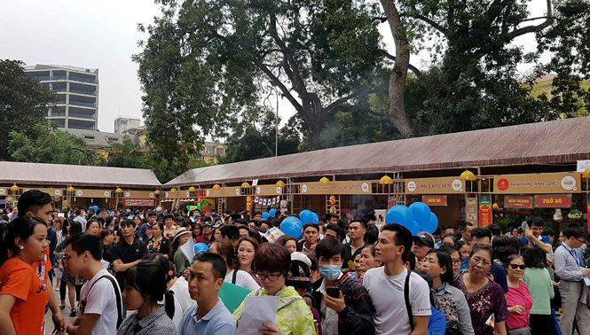 Năm nay, hãng hàng không Jetstar tung ra 300 vé máy bay giá 0 đồng và vé đi quốc tế từ 78.000 đồng cho các khách tham gia bấm chuông trúng thưởng tại hội chợ Du lịch.