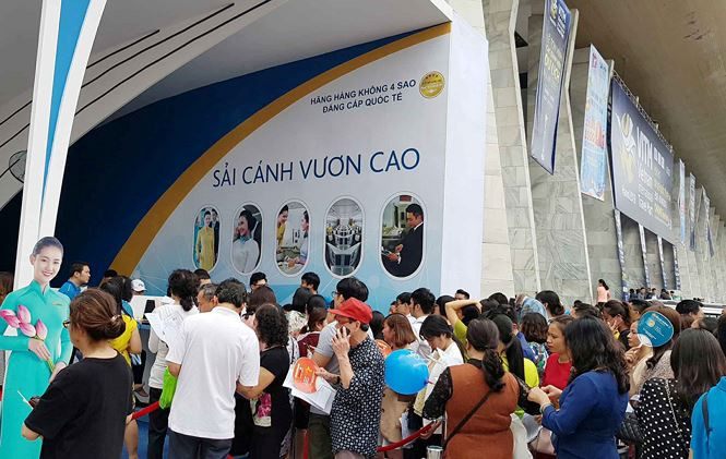 Năm nay, các hãng hàng không và công ty lữ hành chào bán 40.000 vé máy bay giá rẻ (30% với một số đường bay nội địa và khu vực Đông Nam Á), khoảng trên 15.000 tour trọn gói giảm giá đặc biệt.