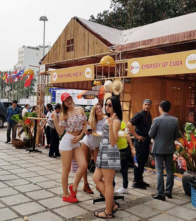 Nhiều du khách tây cũng hào hứng tham gia hội chợ lần này.