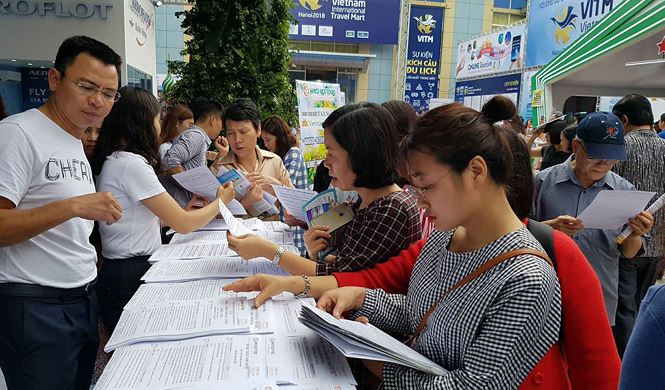 Từ sáng sớm, hàng nghìn người đã có mặt tại hội chợ để tìm kiếm Tour du lịch ưng ý.