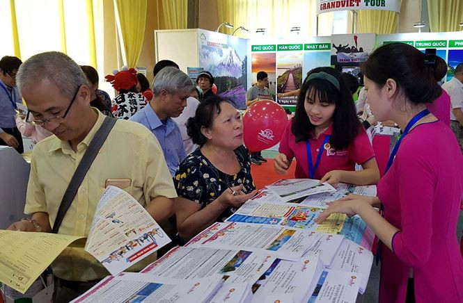 Hàng trăm hành khách tìm kiếm cơ hội may mắn ở tour du lịch 0 đồng.