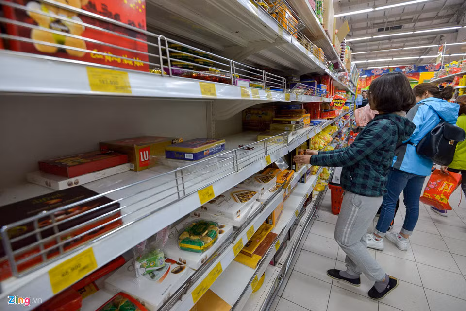 Chocolate cháy hàng, chỉ còn một vài loại. “Sắp đến ngày Valentine nên mình muốn mua một chút bánh để tặng bạn nhưng đến đây còn rất ít, chắc mình phải ghé nơi khác mua”, Quỳnh Chi (Đống Đa) chia sẻ.