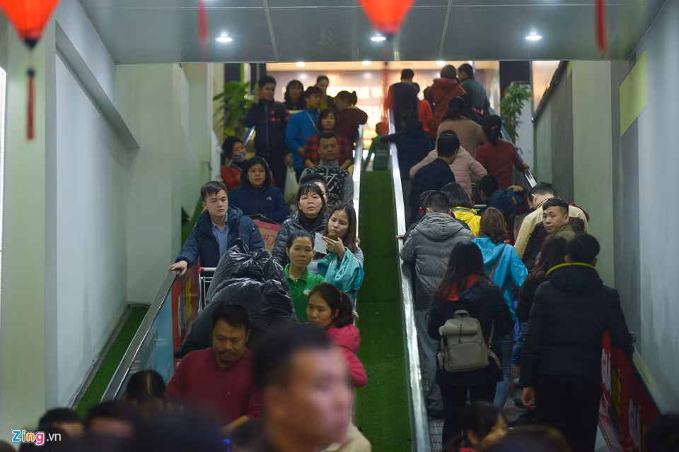 Siêu thị mở cửa đến 12h đêm để phục vụ khách hàng sắm Tết Nguyên đán.