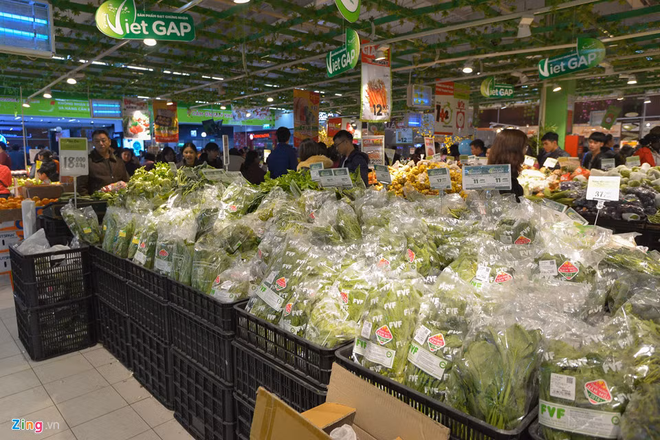 Trong khi đó, mặt hàng rau củ luôn đầy ắp các sản phẩm tươi ngon lại ít nhận được sự quan tâm của khách hàng.