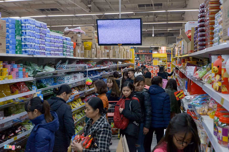 Các gian hàng bánh kẹo, nước giải khát, đồ khô luôn chật kín người mua sắm cho Tết Mậu Tuất.