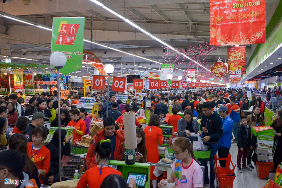 Tại siêu thị Big C trên địa bàn thành phố Hà Nội, dù có khoảng 500 quầy thu ngân nhưng luôn trong tình trạng quá tải. Nhiều khách hàng đợi hơn nửa giờ đồng hồ mới đến lượt.
