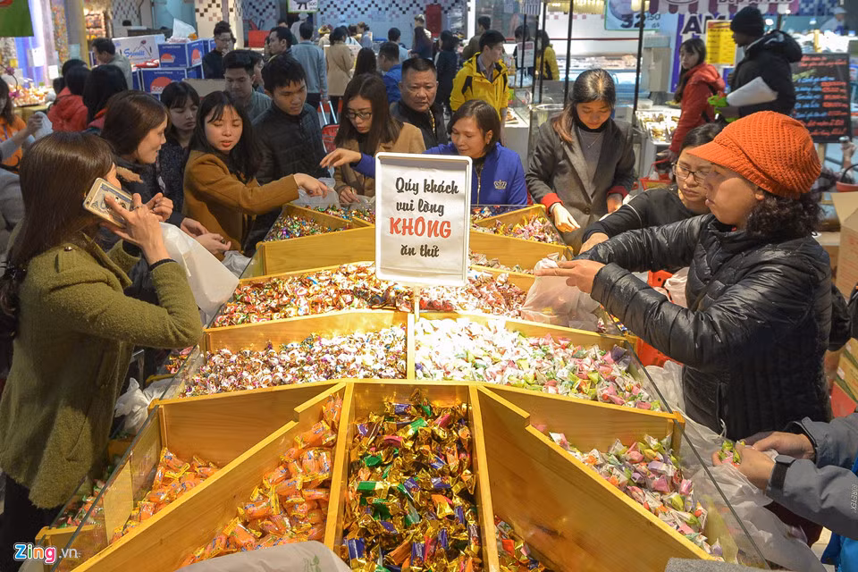 Khu vực bày bán các loại kẹo cân có giá từ 30.000 đồng luôn tấp nập người mua.