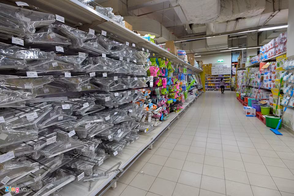 Các gian hàng đồ gia dụng cũng trong tình trạng tương tự.