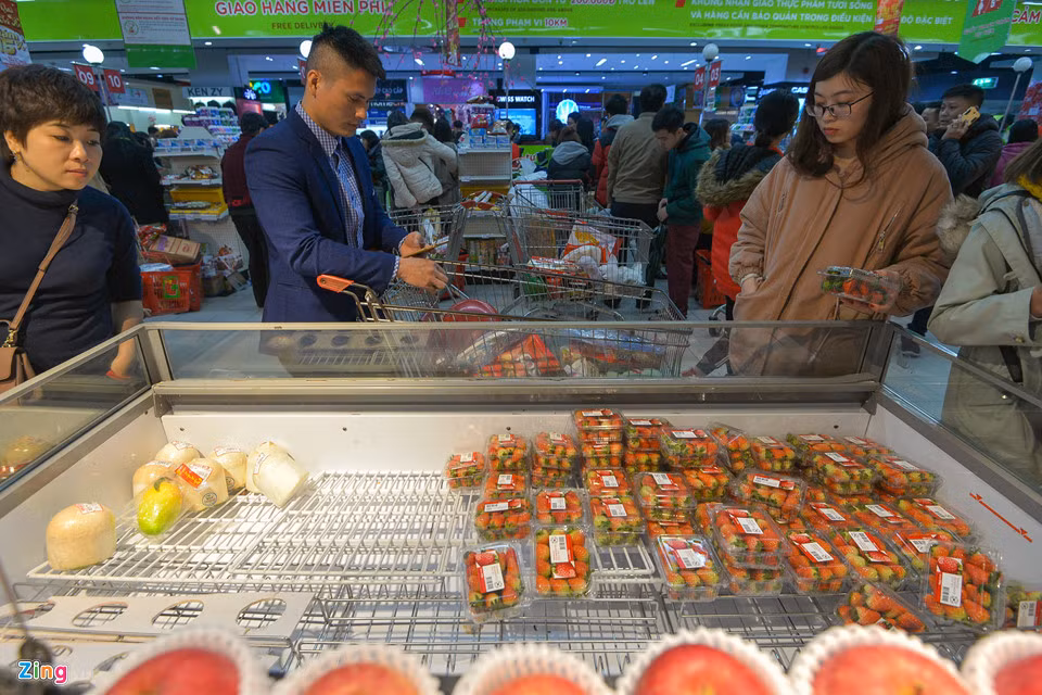 Quầy dâu tây chỉ còn vài hộp. “Mình mua hoa quả vừa để biếu vừa để ăn Tết, giá cả cũng tương đối dễ chịu”.