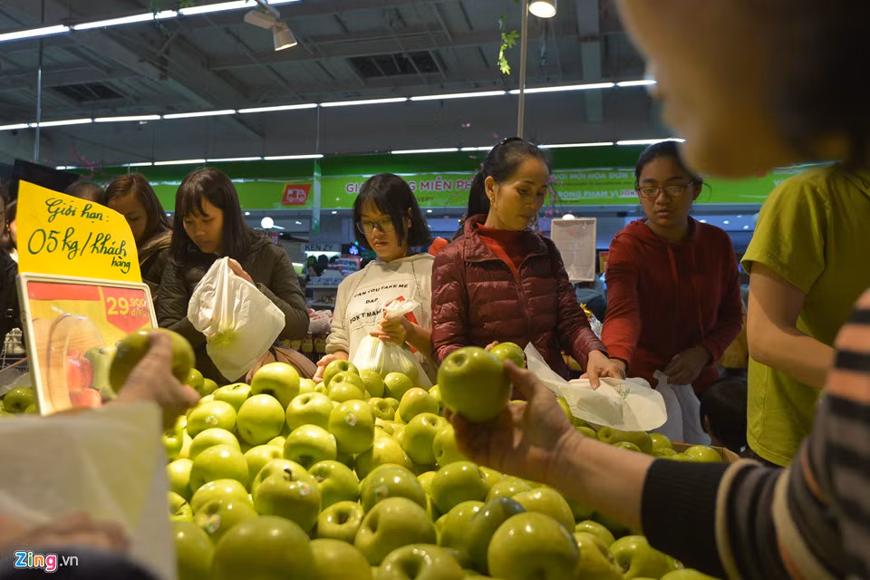 Bên cạnh bánh kẹo thì quầy hoa quả cũng được nhiều khách hàng chọn mua.