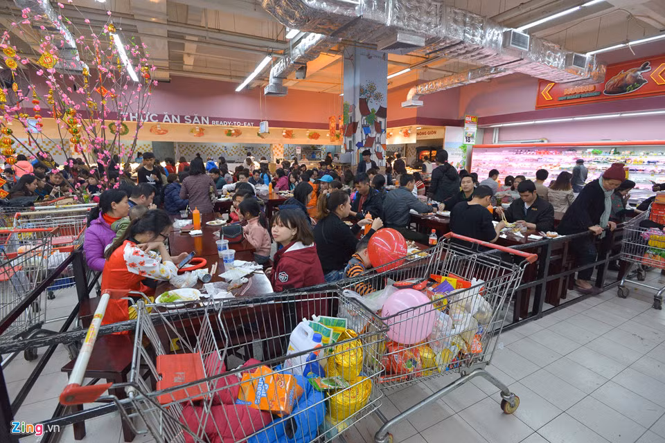 Khu vực ăn uống không còn chỗ trống.