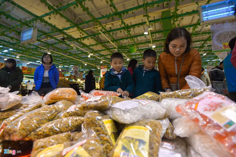 Chị Quách Thị Hiểu (Thanh Xuân) chọn hạt bí, hạt dẻ, nho khô để bày Tết: “Trừ những mặt hàng khuyến mãi, nhìn chung tôi thấy giá cả không có nhiều thay đổi, có sản phẩm được giảm giá nhưng cũng có sản phẩm tăng. Tôi đã mua khoảng 4 triệu tiền hàng và sẽ phải quay lại mua thêm một ít đồ nữa”.