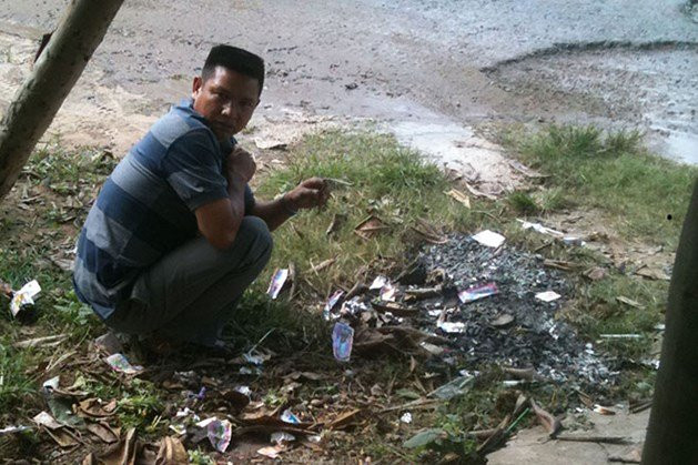 Anh Hải cố tìm tờ vé số trúng giải nhất đã đốt trong đống rác.