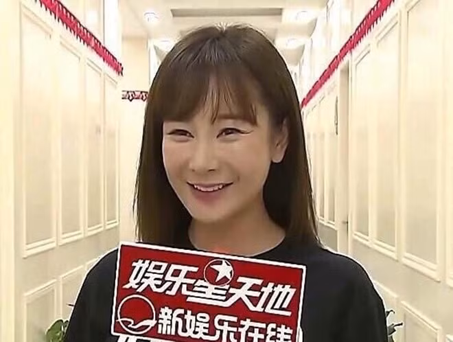 Hình ảnh mới nhất của Trương Mông trên sóng truyền hình khiến không ít người ngỡ ngàng.