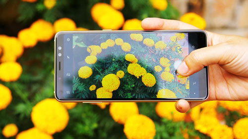 Ảnh vô cực tạo được dễ dàng bởi màn hình tràn 18:5:9 của Samsung Galaxy A8/A8+. Lưu ý phải để máy thẳng, song song với bề mặt.