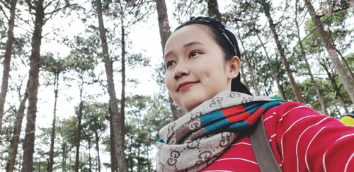 Selfie với ảnh kích thước 18:5:9 để lấy nhiều hậu cảnh cũng là một thủ thuật hay.