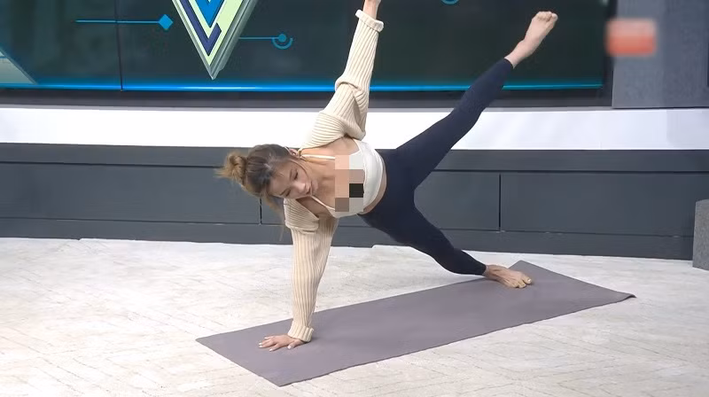 Trang phục khiến Guo Yaqi (Niki) "mất điểm" trong mắt người xem. Trang HK01 cũng đăng tải bài viết với tiêu đề "Một nữ huấn luyện viên yoga xinh đẹp tham gia một chương trình để dạy yoga nhưng trang phục làm lộ thân hình nóng bỏng của cô ấy vô tình trở thành tâm điểm". Trang tin này cũng cho rằng cô nên có sự lựa chọn phù hợp, tinh tế hơn khi tham gia một chương trình truyền hình, có nhiều người theo dõi.