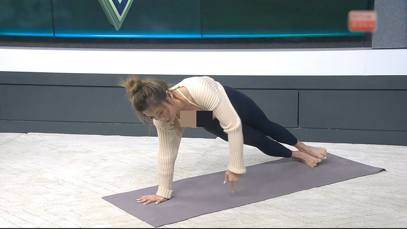 Guo Yaqi nên chọn chiếc áo có phần cổ kín hơn hoặc mặc thêm một chiếc áo khoác dài tay, có cổ cao ở bên ngoài. Không nên chọn những chiếc áo bra có phần cổ rộng và sâu như hình, áo croptop, áo hai dây cũng nên hạn chế. Đặc biệt là với những trang phục có chất liệu mỏng nhẹ và bó sát, rất dễ khiến người mặc rơi vào tình huống khó xử nếu không biết cách chọn nội y phù hợp. Nên chọn những nội y có màu nude, không có đường viền. Trang phục cũng phải vừa vặn với số đo cơ thể, không quá ngắn hay quá cắt xẻ, chất liệu vải không quá mỏng dễ lộ những vị trí nhạy cảm trên cơ thể.