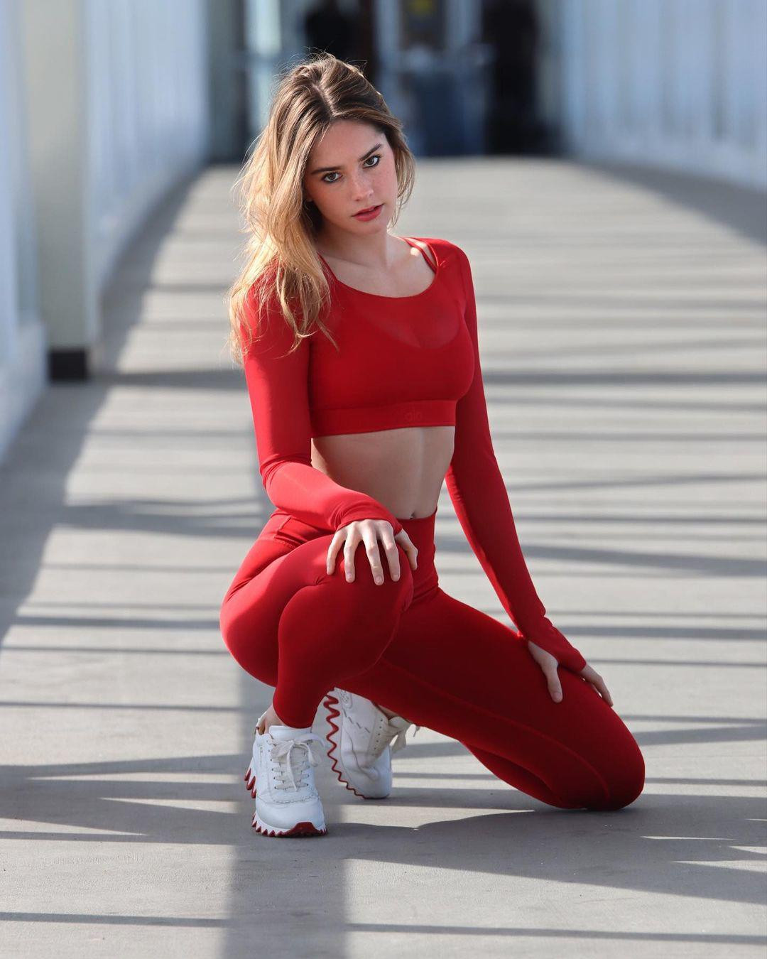 Bên cạnh gu chọn váy áo thì cách make up cùng thần thái của Makenzie Rain cũng được người hâm mộ đánh giá cao.