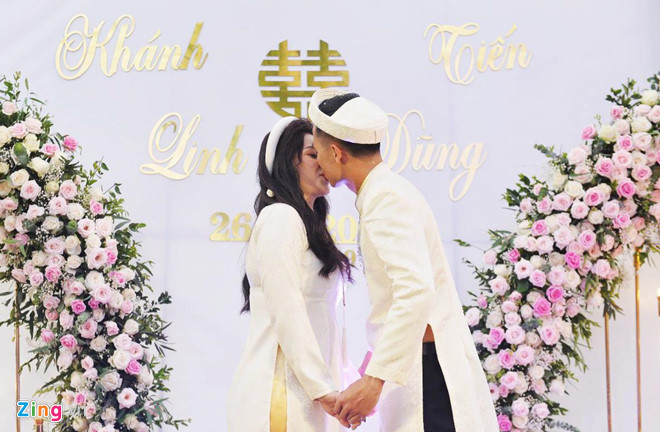 Trong lễ ăn hỏi, trung vệ của ĐT Việt Nam trao cho bà xã tương lai Nguyễn Khánh Linh nụ hôn say đắm. (Ảnh: Zing.vn)