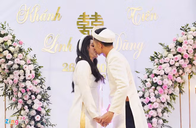Trong lễ ăn hỏi, trung vệ của ĐT Việt Nam trao cho bà xã tương lai Nguyễn Khánh Linh nụ hôn say đắm. (Ảnh: Zing.vn)