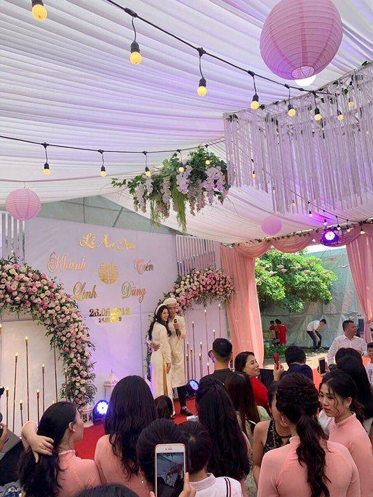 Không gian được trang trí bằng tông màu hồng chủ đạo đi kèm hoa tươi.