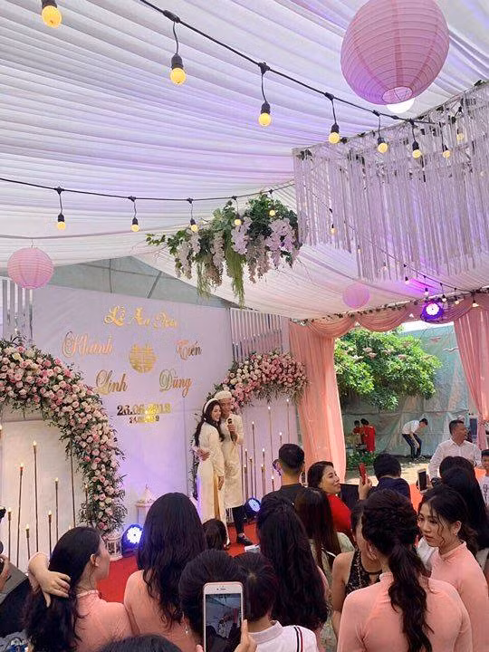 Không gian được trang trí bằng tông màu hồng chủ đạo đi kèm hoa tươi.