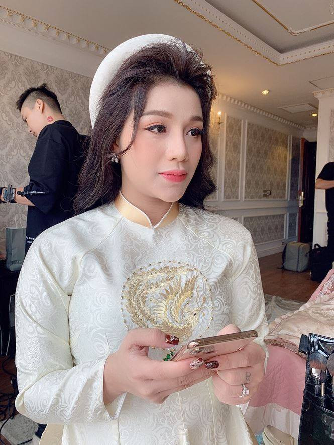 Vợ sắp cưới của Bùi Tiến Dũng - Nguyễn Khánh Linh hay còn được biết đến với tên gọi "đại gia" Bắc Ninh. Linh từng có một thời gian du học ở Singapore. Sau khi về nước, cô tiếp quản công việc của gia đình. Hiện cô làm quản lý cho một khách sạn lớn tại TP Bắc Ninh. Sở hữu nhiều món đồ hiệu, đi du lịch nhiều nơi. (Ảnh: Facebook)